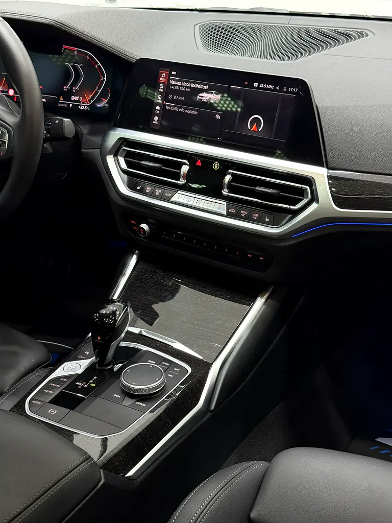 BMW 320i - Image 11
