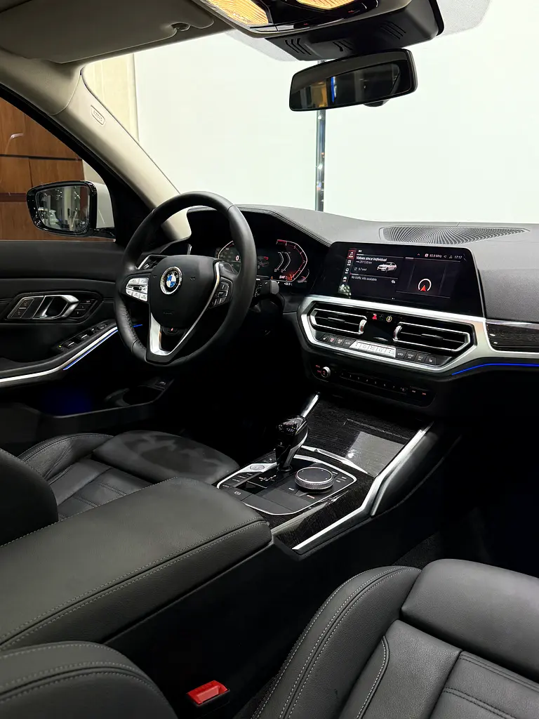 BMW 320i - Image 12