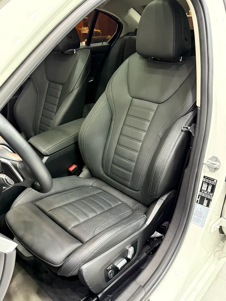 BMW 320i - Image 9