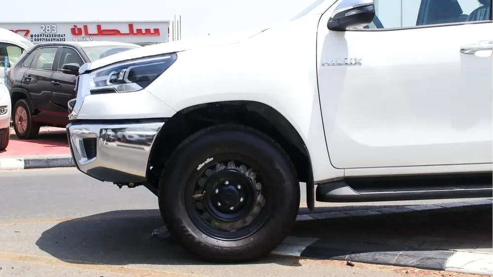Toyota Hilux SR5 2.4L diesel  . White 2025 model, M/T Wide body with Chrome bumper - Image 15