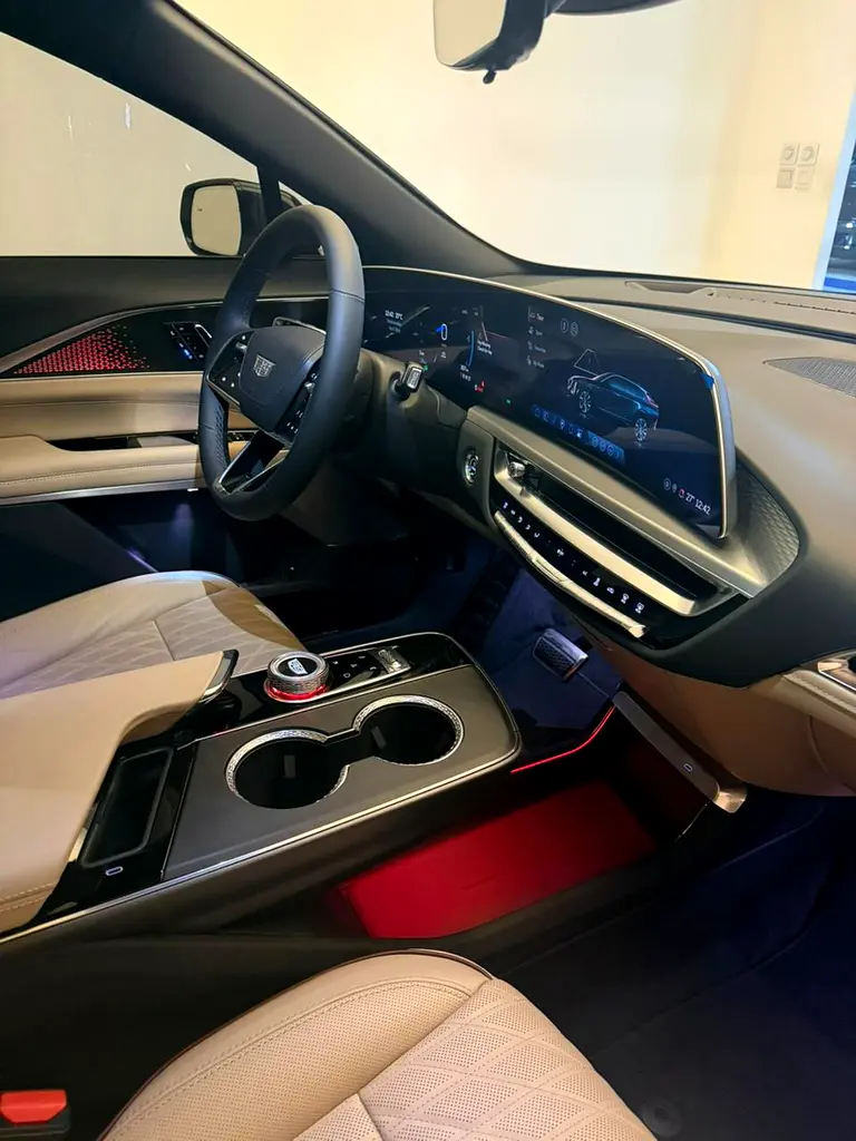 2025 Cadillac Lyriq Sport - GCC Specs - Brand New - Authorized Dealer - Image 11