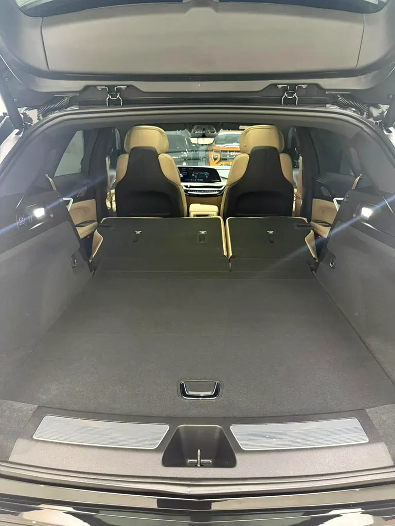 2025 Cadillac Lyriq Sport - GCC Specs - Brand New - Authorized Dealer - Image 14
