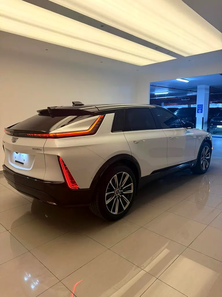 2025 Cadillac Lyriq Sport - GCC Specs - Brand New - Authorized Dealer - Image 4