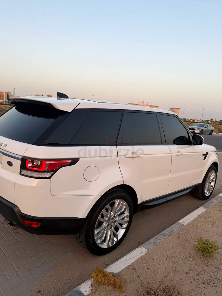 Land Rover Range Rover Sport SE 2017 | GCC Specs | Low Mileage | Pristine Condition - Image 4