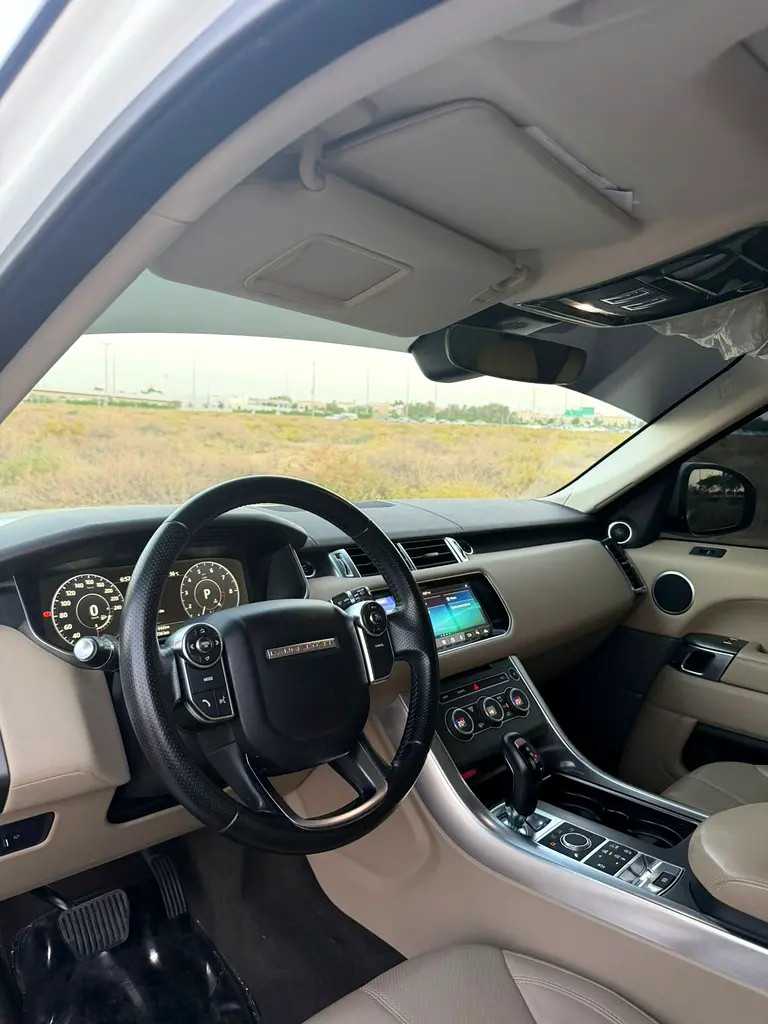 Land Rover Range Rover Sport SE 2017 | GCC Specs | Low Mileage | Pristine Condition - Image 5