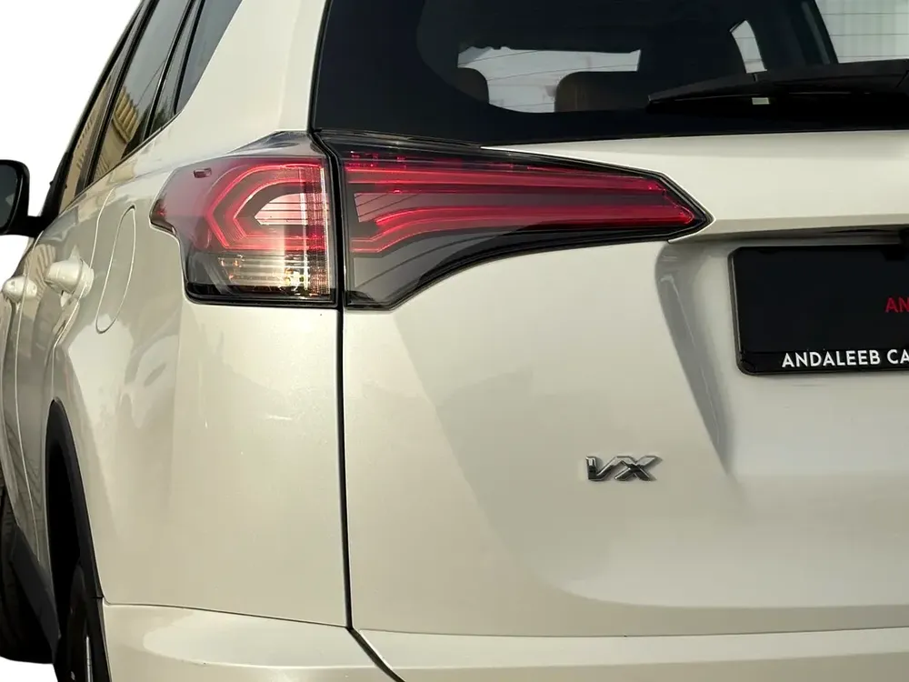 🎉 EID SALE | 1 YEAR FREE WARRANTY | TOYOTA RAV4 VX | 2.5L I4 | 2018 | GCC SPECS - Image 7
