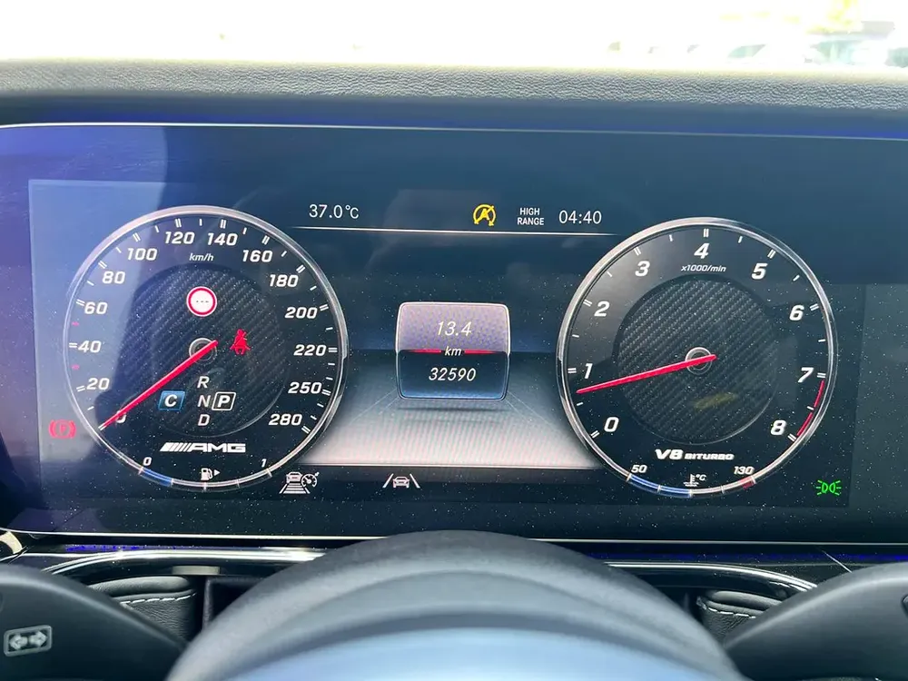 2022 - BENZ G63 AMG  - SUPER CLEAN - LIKE NEW - ONLY 32,000 KM - Image 10