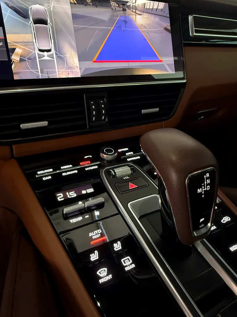 Porsche Cayenne E-Hybrid/GCC/Warranty - Image 10