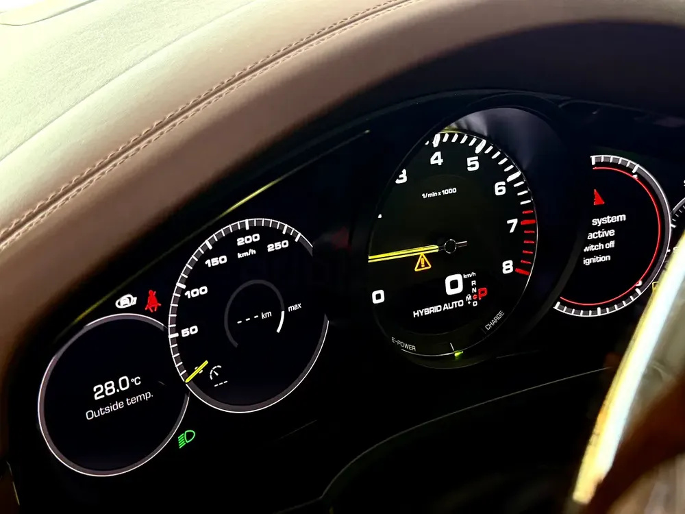 Porsche Cayenne E-Hybrid/GCC/Warranty - Image 11