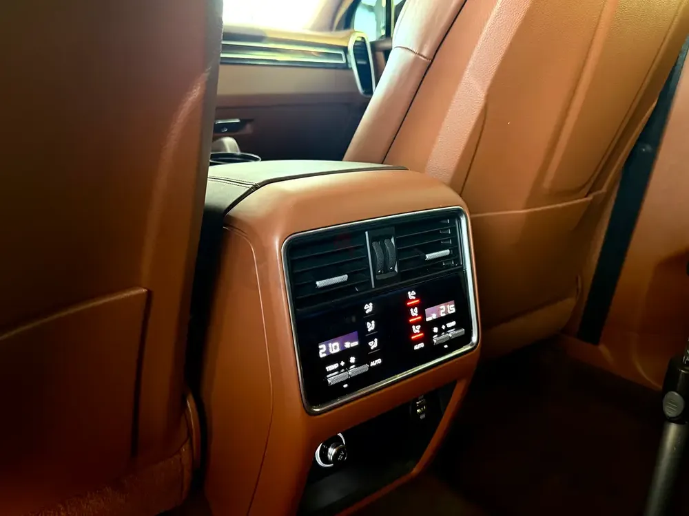 Porsche Cayenne E-Hybrid/GCC/Warranty - Image 13