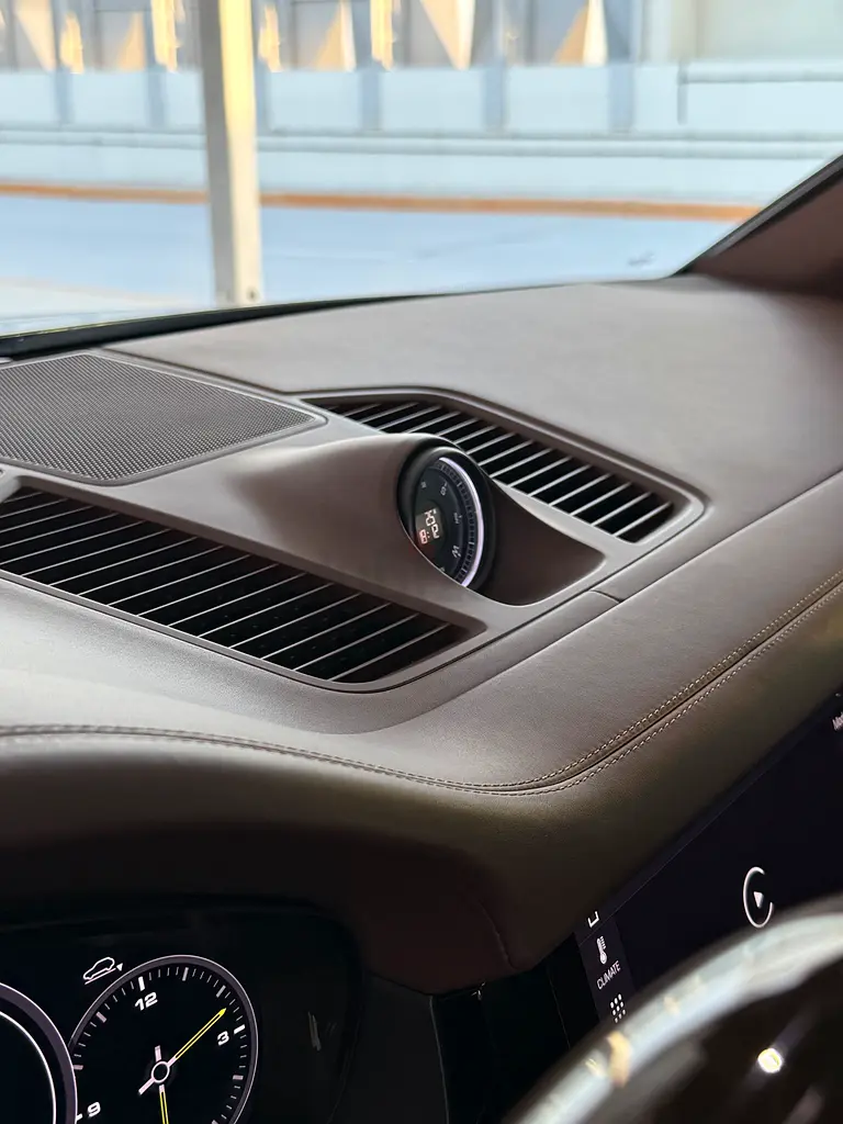 Porsche Cayenne E-Hybrid/GCC/Warranty - Image 9