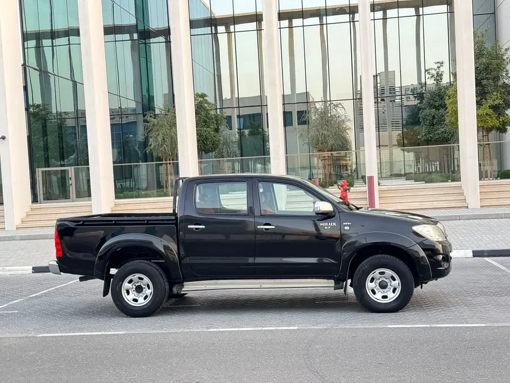 Toyota Hilux 2010 Automatic Transmission 4x4 Double Cab GCC - Image 5