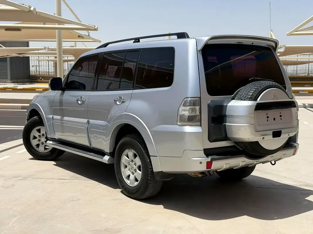 Mitsubishi Pajero GLS 2014 GCC Specs - Pristine Condition - No accidents - Image 4