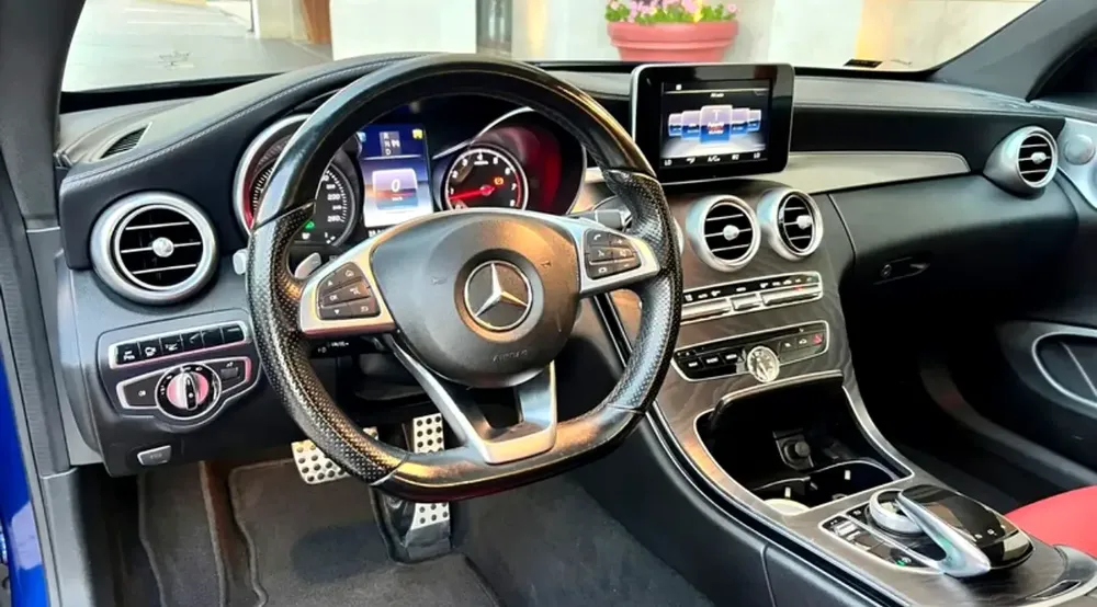 MERCEDES PEPSI C300 COUPE / GCC / FULLY LOADED / SPACIOUS AND DEPENDABLE VEHICLE / FREE ACCIDENTS - Image 18