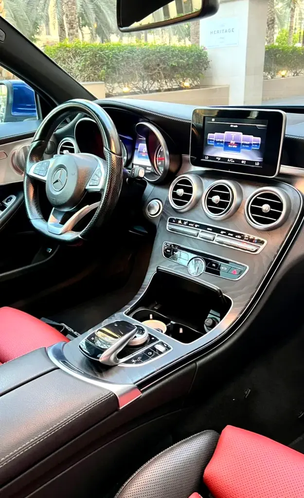 MERCEDES PEPSI C300 COUPE / GCC / FULLY LOADED / SPACIOUS AND DEPENDABLE VEHICLE / FREE ACCIDENTS - Image 19
