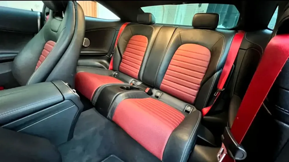 MERCEDES PEPSI C300 COUPE / GCC / FULLY LOADED / SPACIOUS AND DEPENDABLE VEHICLE / FREE ACCIDENTS - Image 20