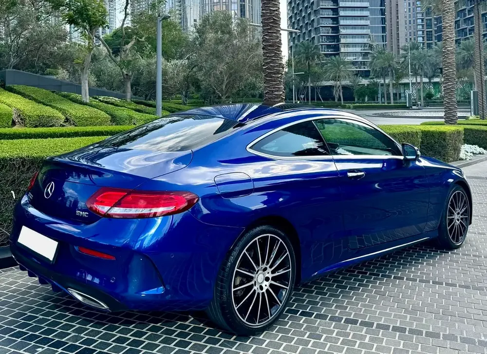 MERCEDES PEPSI C300 COUPE / GCC / FULLY LOADED / SPACIOUS AND DEPENDABLE VEHICLE / FREE ACCIDENTS - Image 8