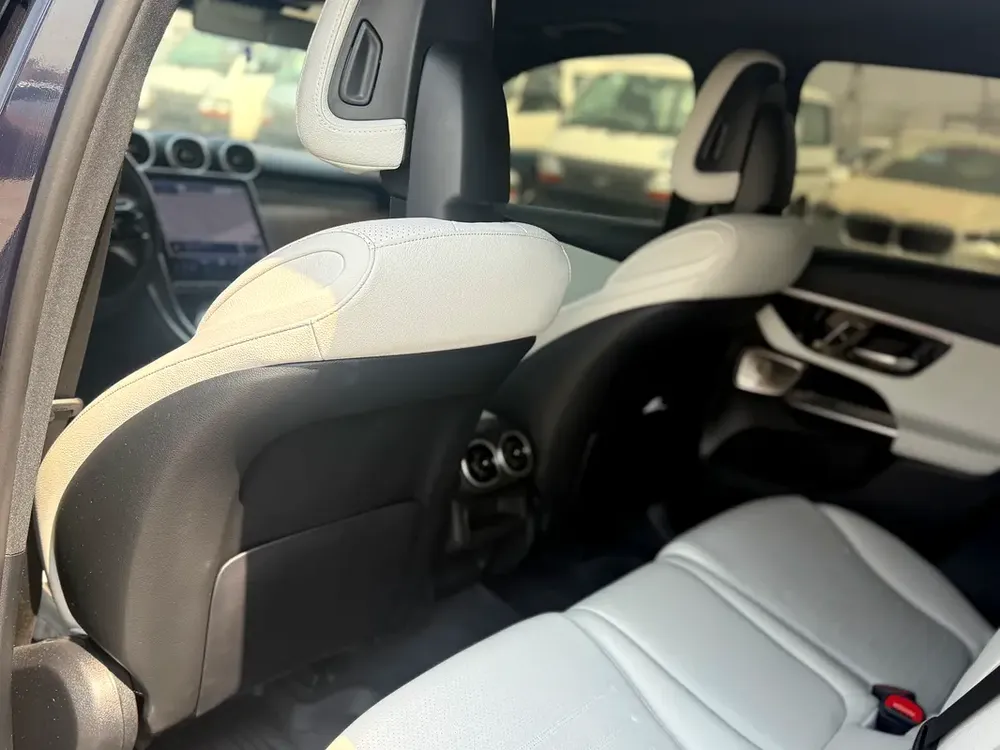 Mercedes GLC300 4MATIC 2023 American specs - Image 6