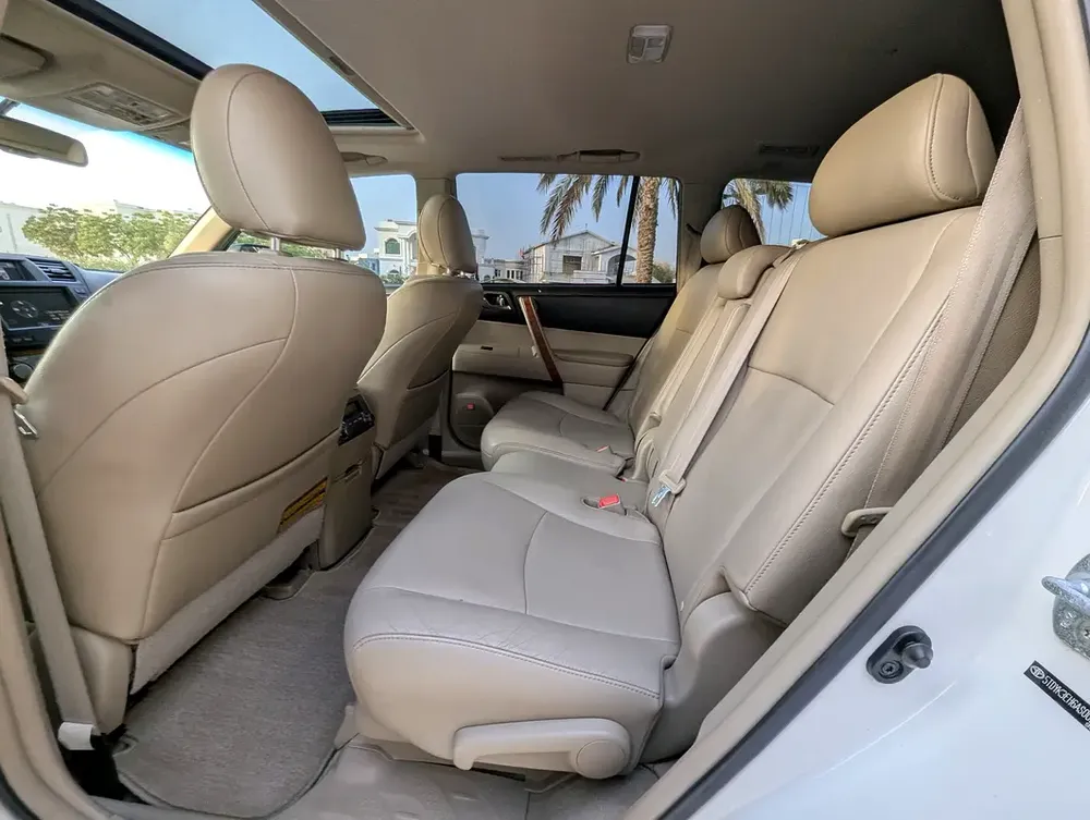 Toyota Highlander Full Option Top Immaculate Condition Low KM Perfect Family SUV - Image 10