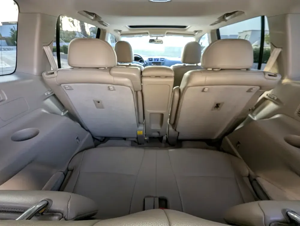 Toyota Highlander Full Option Top Immaculate Condition Low KM Perfect Family SUV - Image 11