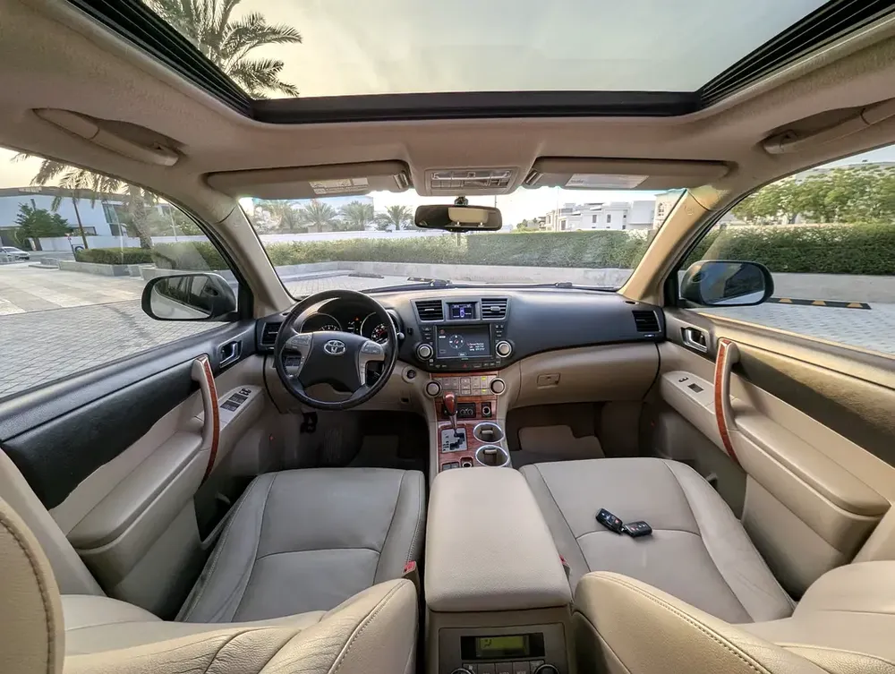 Toyota Highlander Full Option Top Immaculate Condition Low KM Perfect Family SUV - Image 12