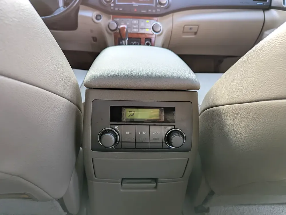 Toyota Highlander Full Option Top Immaculate Condition Low KM Perfect Family SUV - Image 16