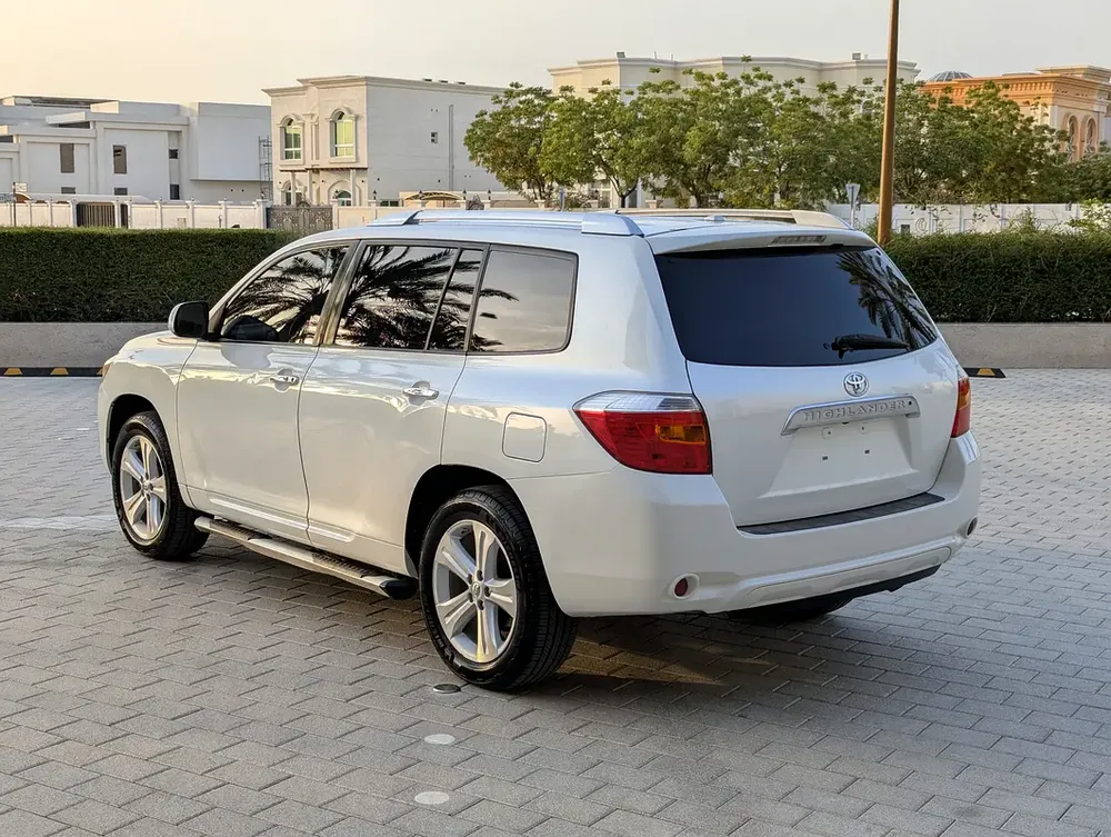 Toyota Highlander Full Option Top Immaculate Condition Low KM Perfect Family SUV - Image 17