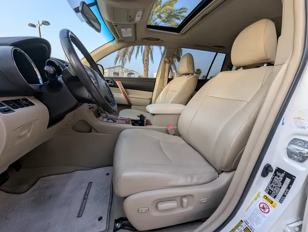 Toyota Highlander Full Option Top Immaculate Condition Low KM Perfect Family SUV - Image 7