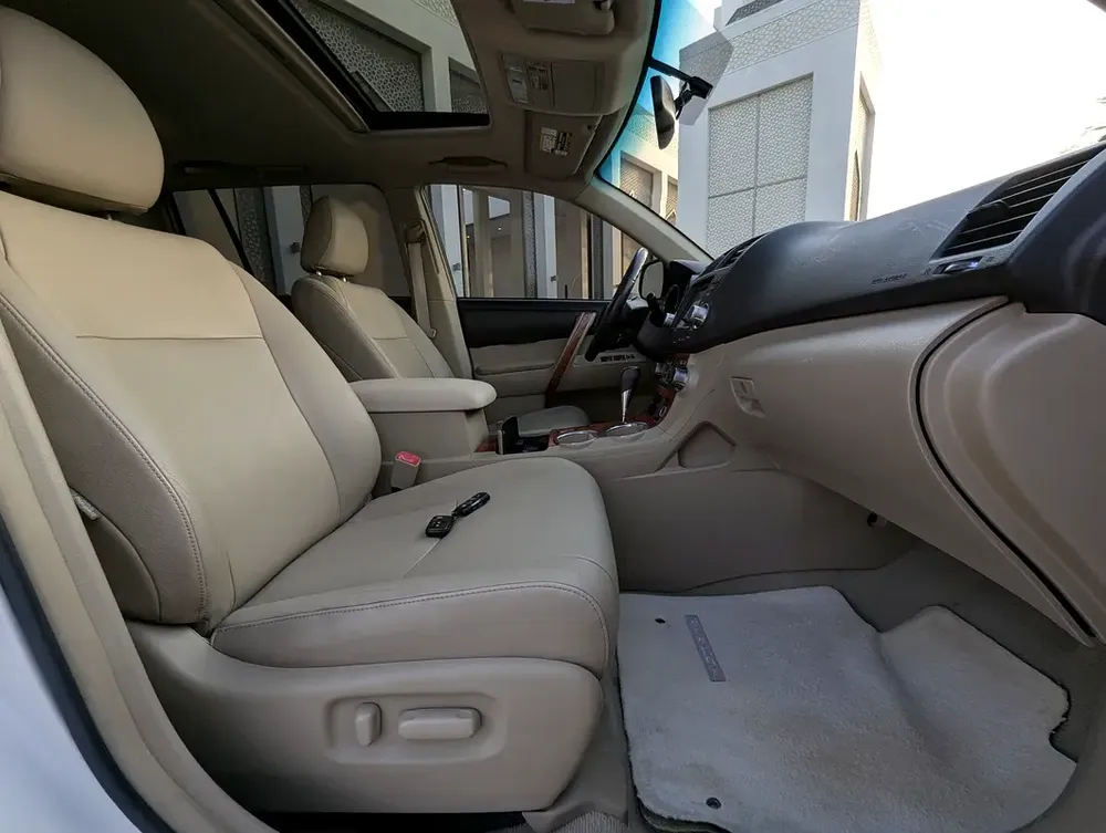 Toyota Highlander Full Option Top Immaculate Condition Low KM Perfect Family SUV - Image 8