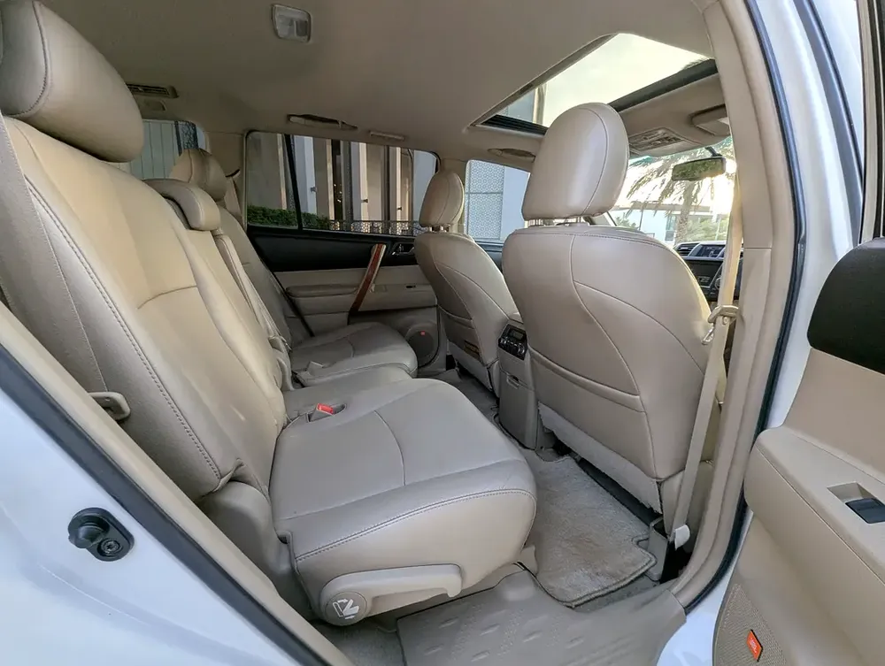 Toyota Highlander Full Option Top Immaculate Condition Low KM Perfect Family SUV - Image 9