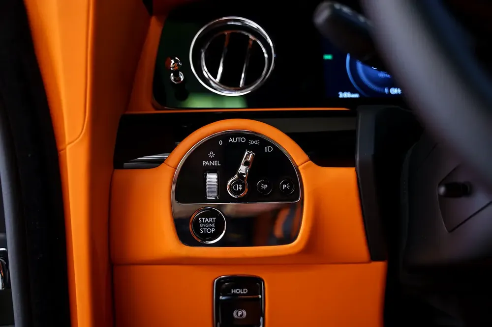 2025 ROLLS-ROYCE SPECTRE/ OLIVE GREEN / GCC SPECS / DEALER WARRANTY / SERVICE CONTRACT - Image 12