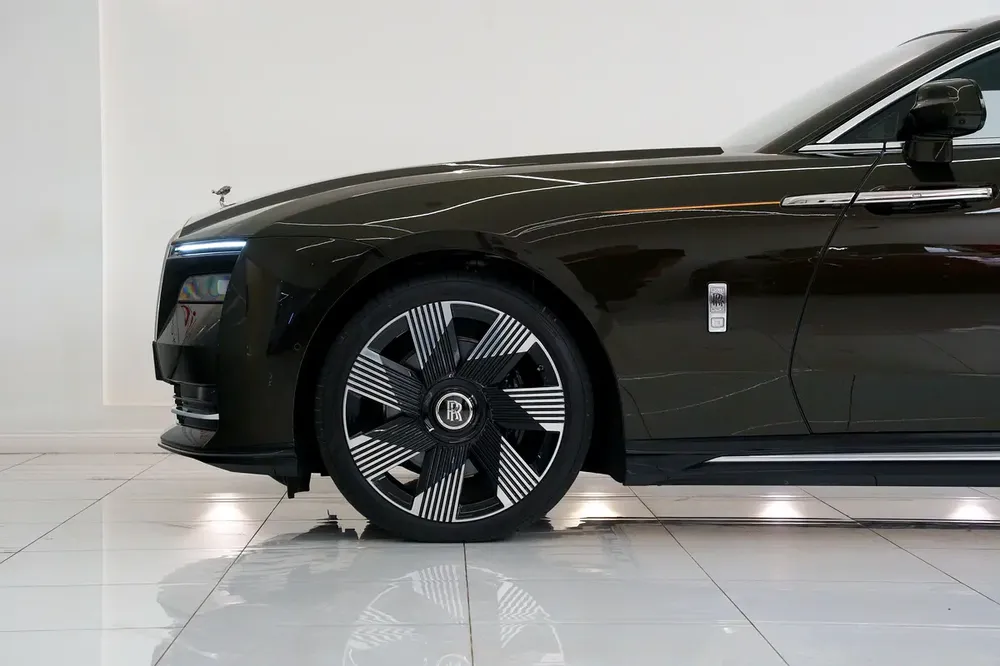 2025 ROLLS-ROYCE SPECTRE/ OLIVE GREEN / GCC SPECS / DEALER WARRANTY / SERVICE CONTRACT - Image 4