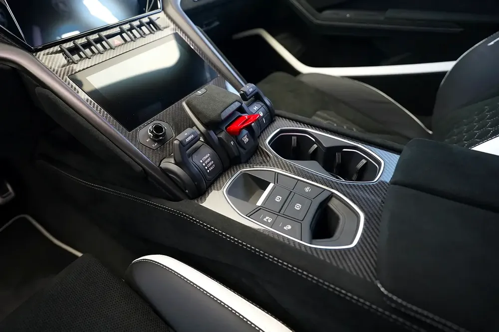 URUS PERFORMANTE | CARBON INTERIOR AND EXTERIOR | ALCANTARA SEATS | WARRANTY AVAILABLE - Image 10