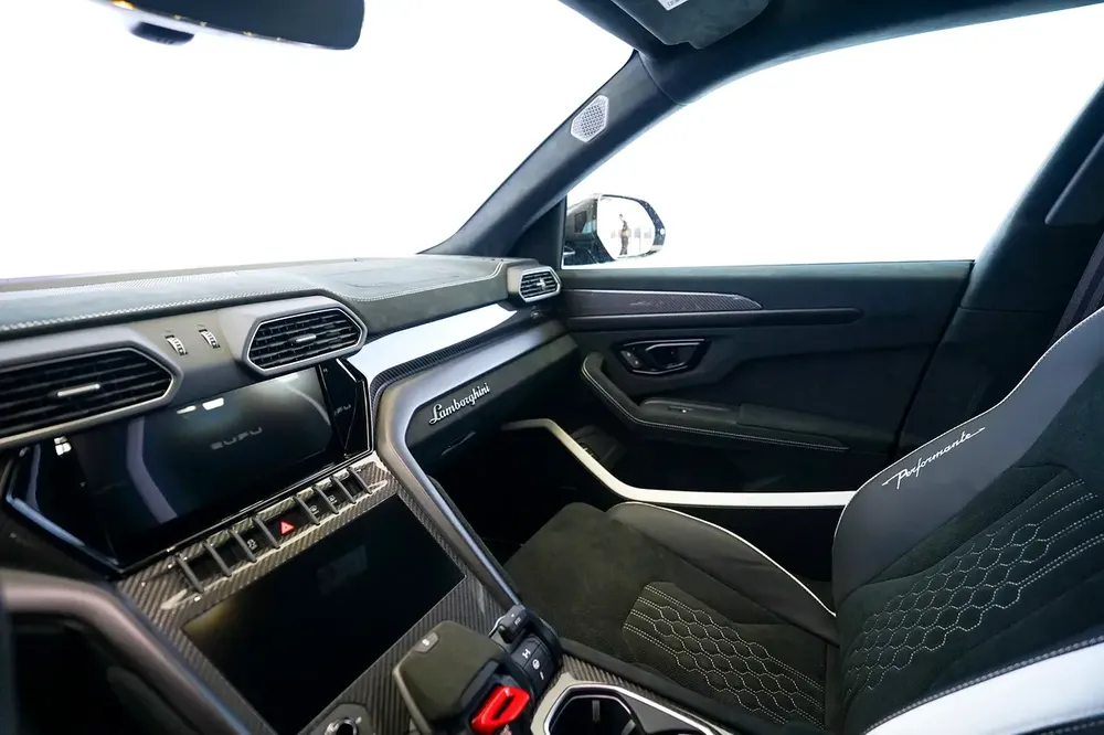 URUS PERFORMANTE | CARBON INTERIOR AND EXTERIOR | ALCANTARA SEATS | WARRANTY AVAILABLE - Image 11