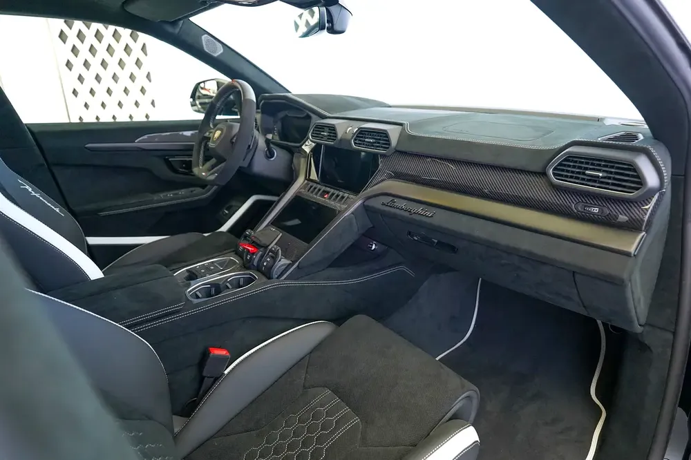 URUS PERFORMANTE | CARBON INTERIOR AND EXTERIOR | ALCANTARA SEATS | WARRANTY AVAILABLE - Image 16