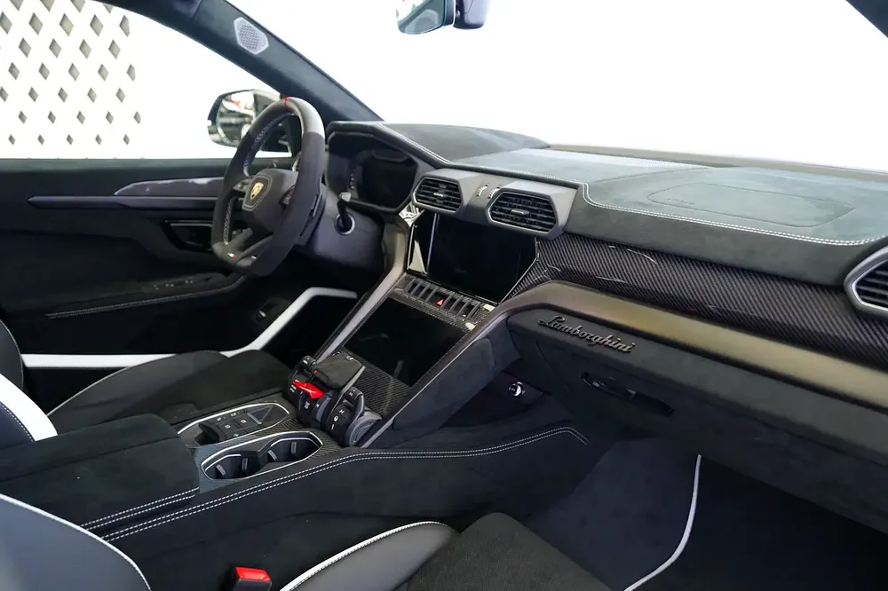 URUS PERFORMANTE | CARBON INTERIOR AND EXTERIOR | ALCANTARA SEATS | WARRANTY AVAILABLE - Image 17
