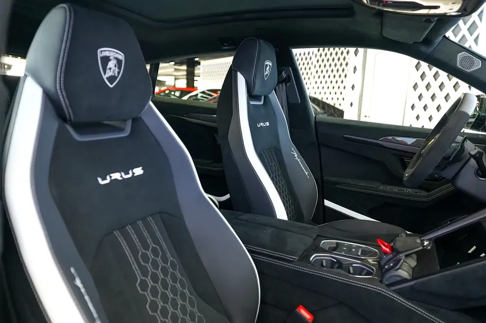 URUS PERFORMANTE | CARBON INTERIOR AND EXTERIOR | ALCANTARA SEATS | WARRANTY AVAILABLE - Image 19