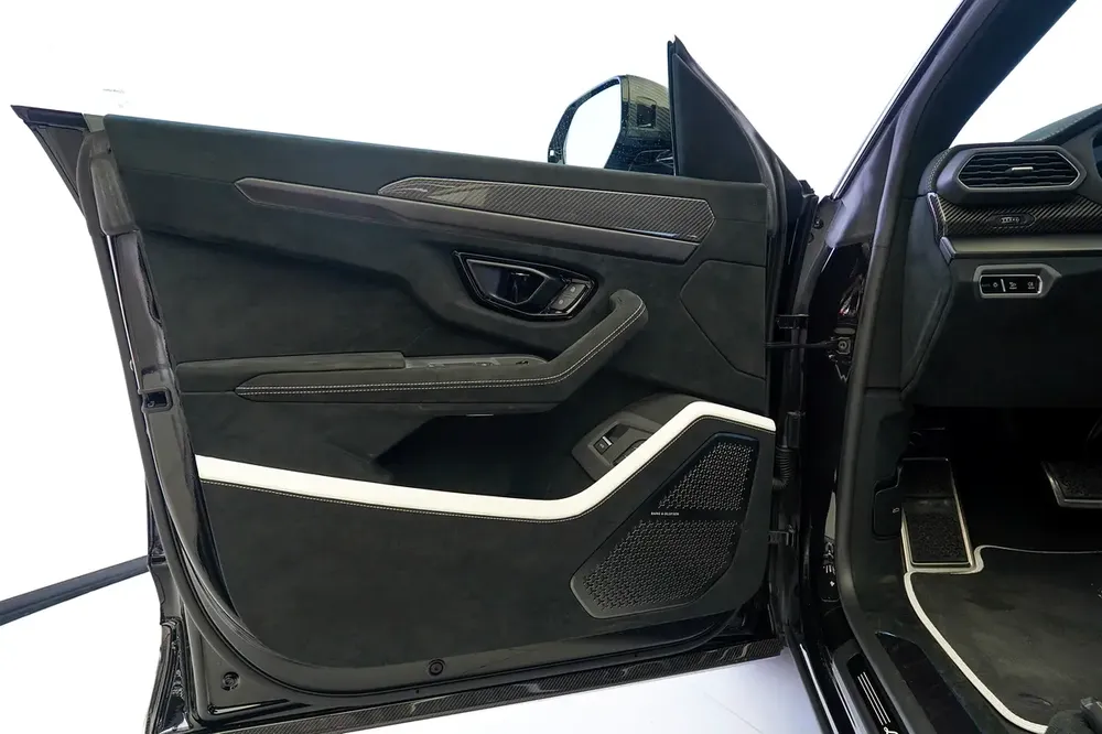 URUS PERFORMANTE | CARBON INTERIOR AND EXTERIOR | ALCANTARA SEATS | WARRANTY AVAILABLE - Image 6