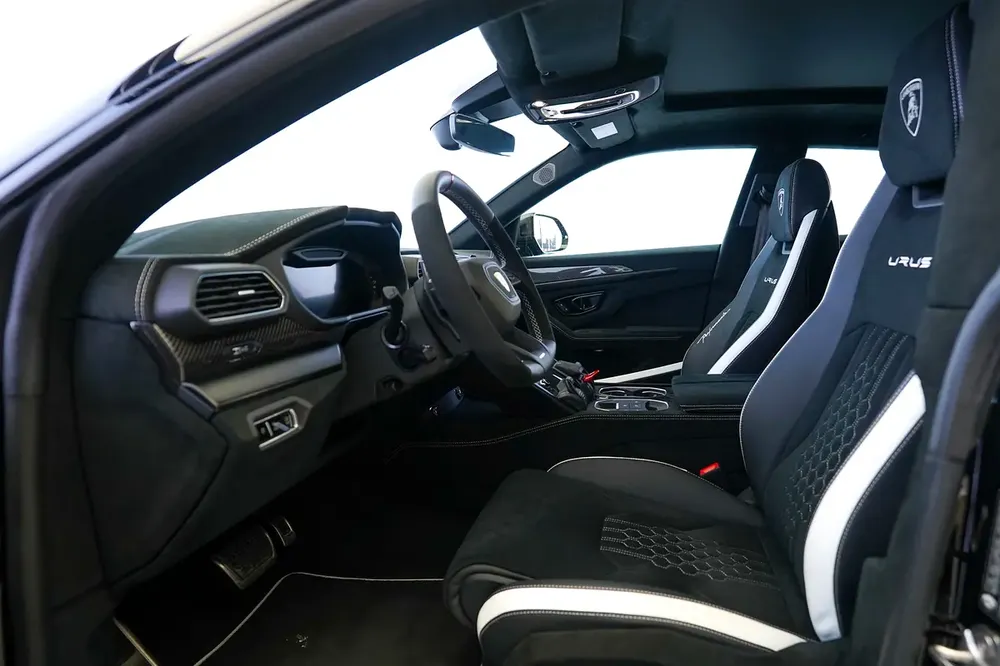 URUS PERFORMANTE | CARBON INTERIOR AND EXTERIOR | ALCANTARA SEATS | WARRANTY AVAILABLE - Image 8