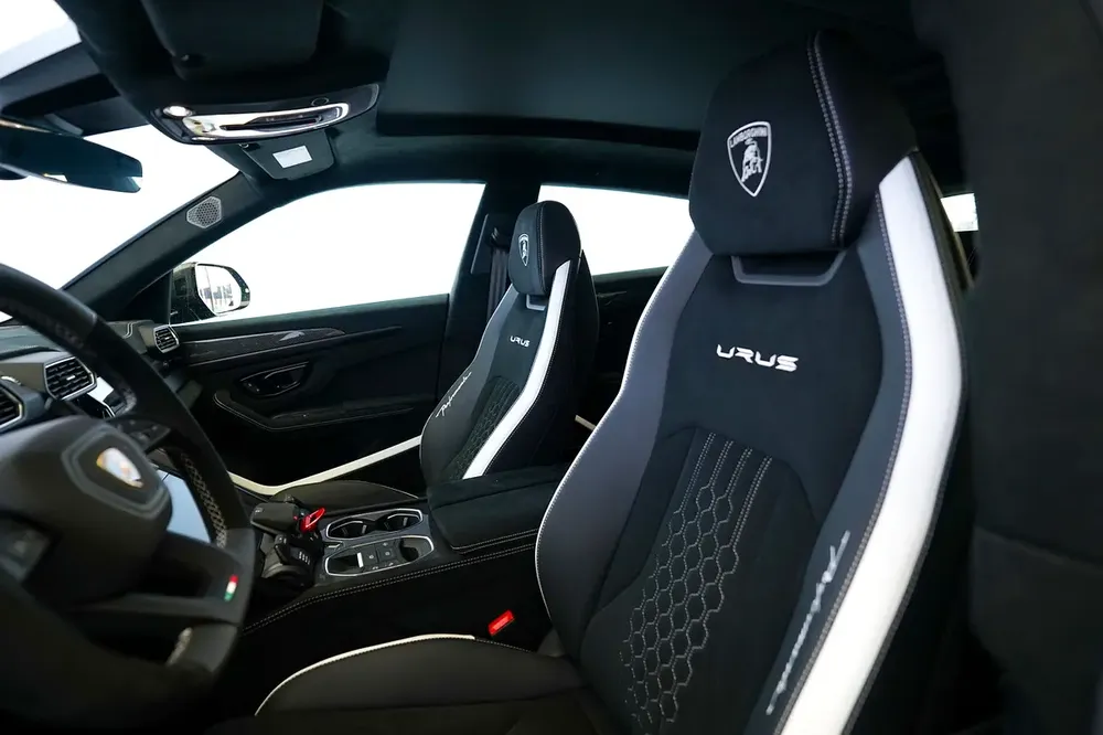 URUS PERFORMANTE | CARBON INTERIOR AND EXTERIOR | ALCANTARA SEATS | WARRANTY AVAILABLE - Image 9