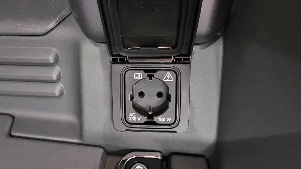 2026 Land Rover Defender 110 X-Dynamic HSE - GCC Specs - Brand New - Image 18