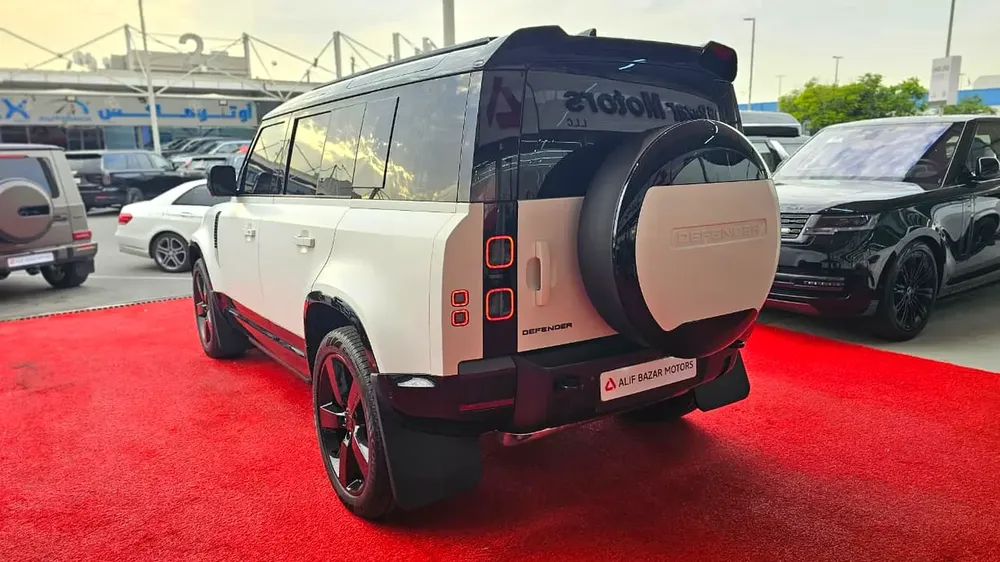 2026 Land Rover Defender 110 X-Dynamic HSE - GCC Specs - Brand New - Image 7