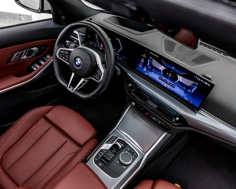BMW 330i - M SPORT PACKAGE - 2025 - GCC - 7,000 km - AGMC WARRANTY AND SERVICE CONTRACT - Image 10