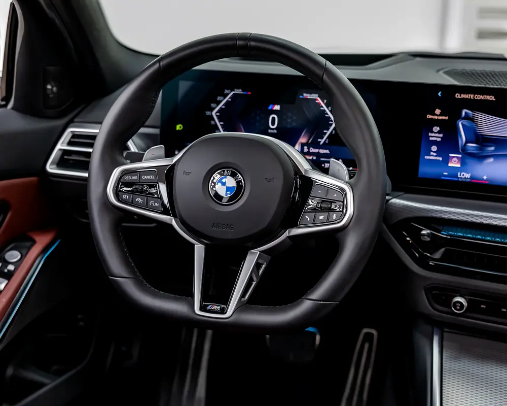 BMW 330i - M SPORT PACKAGE - 2025 - GCC - 7,000 km - AGMC WARRANTY AND SERVICE CONTRACT - Image 11