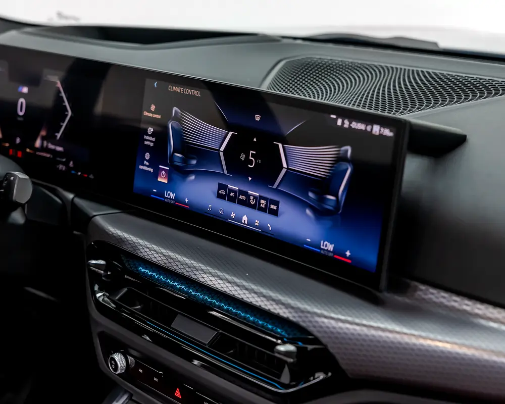 BMW 330i - M SPORT PACKAGE - 2025 - GCC - 7,000 km - AGMC WARRANTY AND SERVICE CONTRACT - Image 13