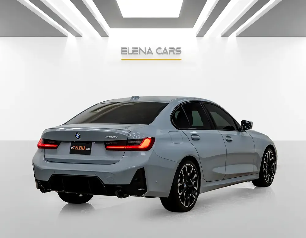 BMW 330i - M SPORT PACKAGE - 2025 - GCC - 7,000 km - AGMC WARRANTY AND SERVICE CONTRACT - Image 4