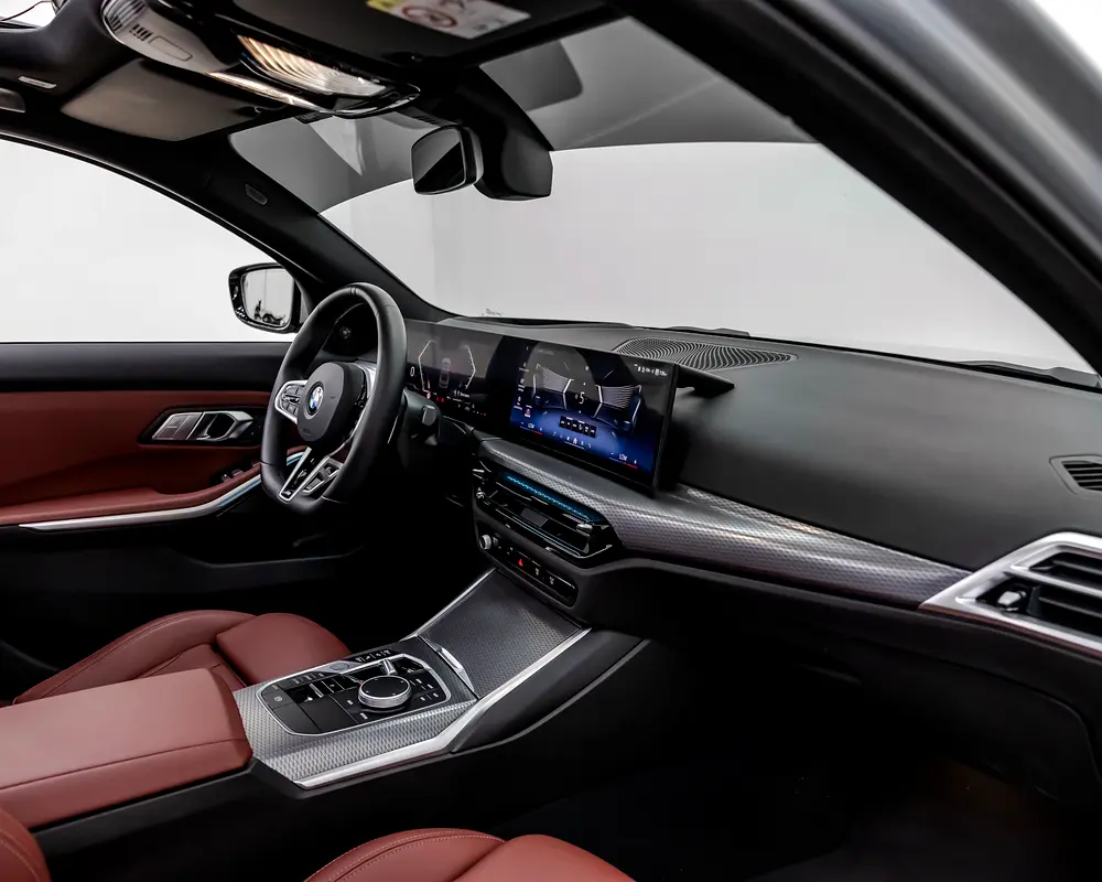 BMW 330i - M SPORT PACKAGE - 2025 - GCC - 7,000 km - AGMC WARRANTY AND SERVICE CONTRACT - Image 8