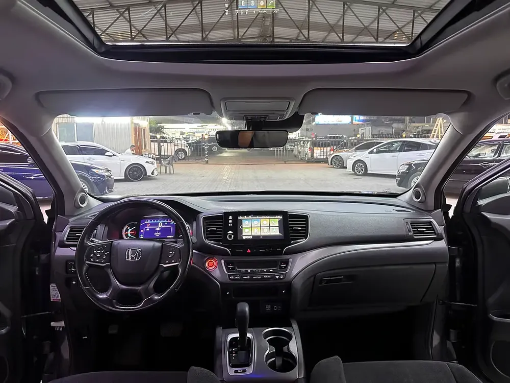 Honda pilot 2019 AWD imported full option first owner super clean car - Image 14