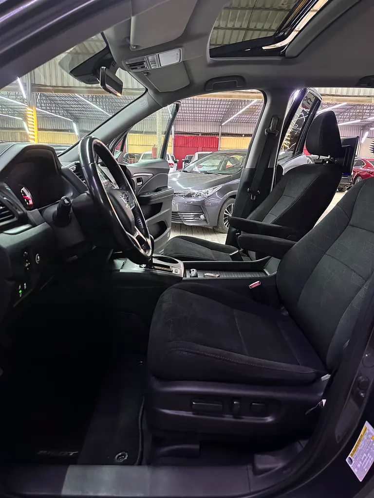 Honda pilot 2019 AWD imported full option first owner super clean car - Image 18