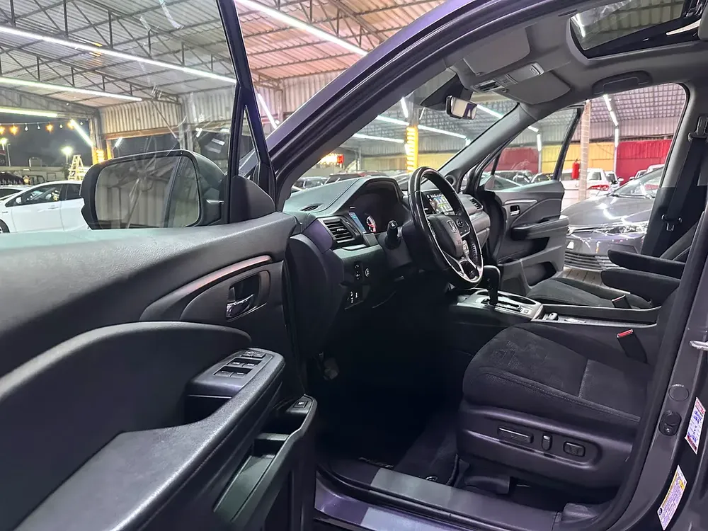Honda pilot 2019 AWD imported full option first owner super clean car - Image 5